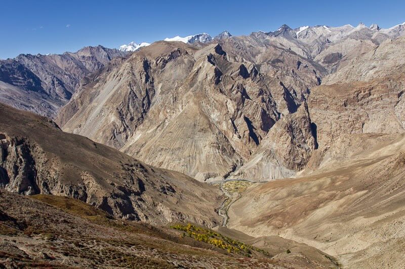 Blick in ein Tal mit karger Berglandschaft in Nepal
