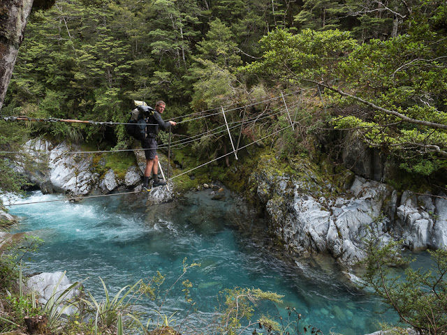 Wanderer läuft über eine Drahtseilbrück in Neuseeland