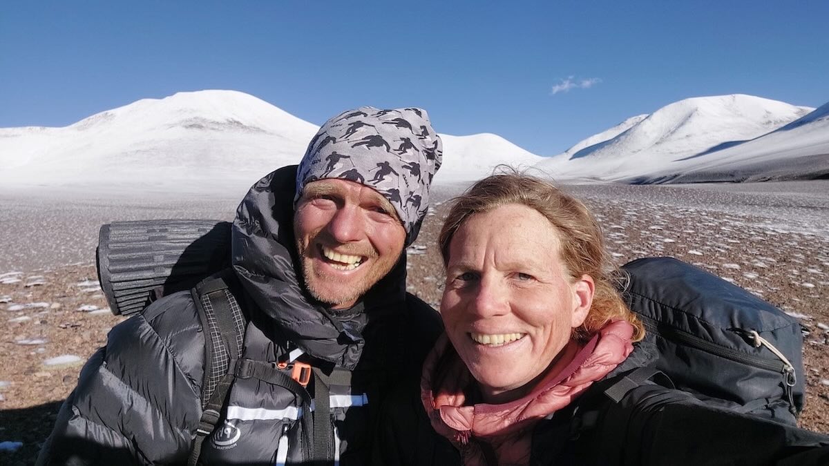 Doppelportrait von den beiden Fernwanderern Gerald Klamer und Anke Müller vor schneebedeckten Bergen in Argentinien