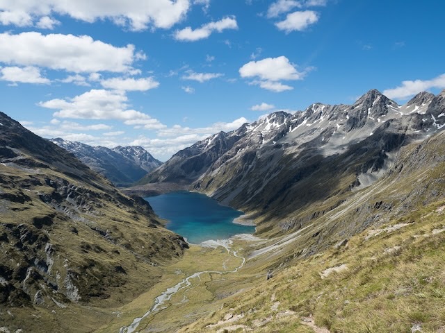 Blauer Lake Constance umgeben von Bergen in Neuseeland
