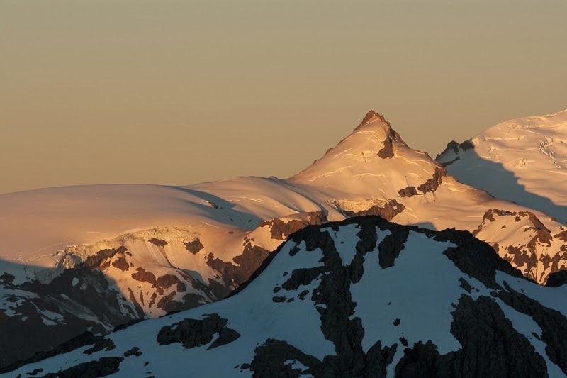 Schneebedeckte Berge in sanftem Licht in der Region Hornopirén in Chile