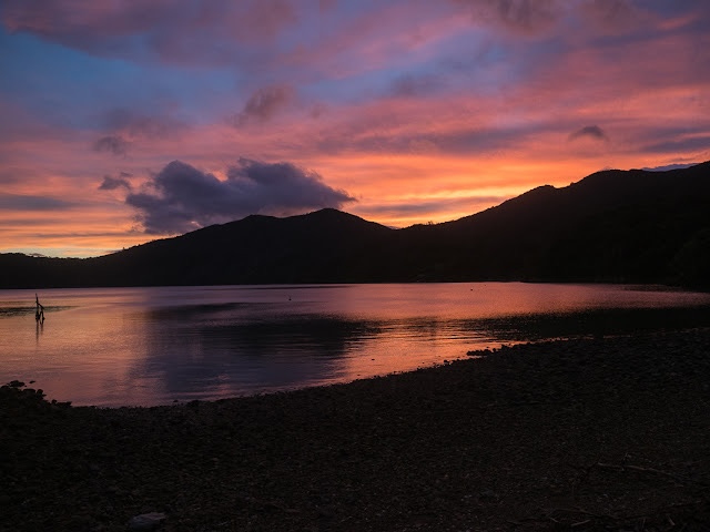 Farbenfroher Sonnenuntergang in der Schoolhouse Bay in Neuseeland