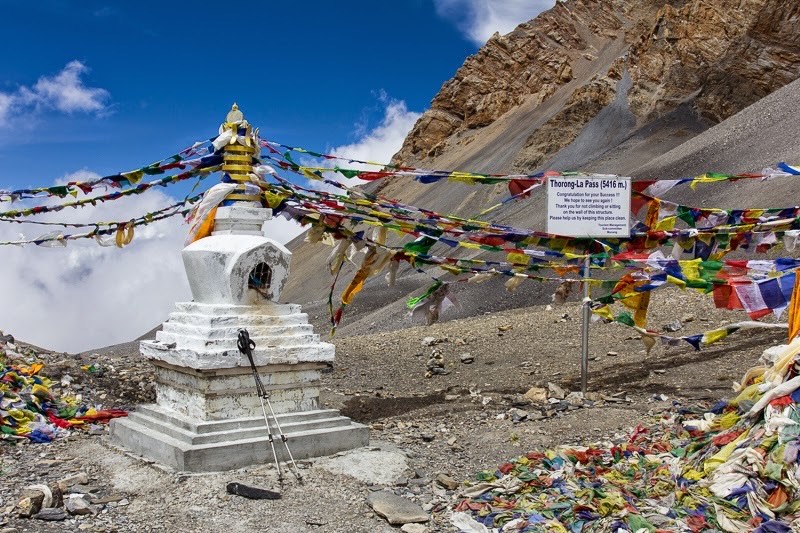 Stupa und bunte Fahnen am höchsten Punkt des Passe Thorung La in Nepal